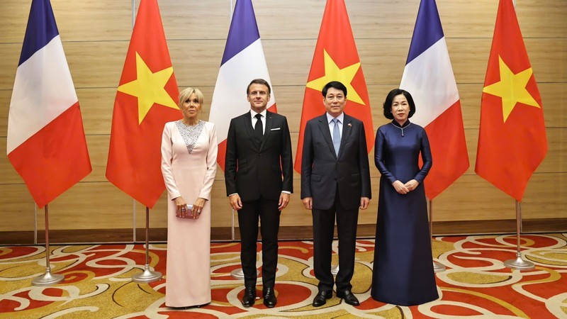 El presidente vietnamita, Luong Cuong, su homólogo francés, Emmanuel Macron, y sus esposas en el banquete en Hanói el 26 de mayo (Foto: VNA) 