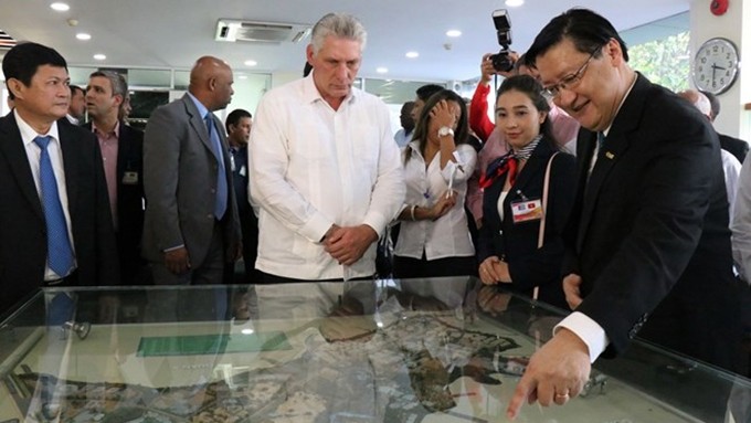 El jefe de la Junta Administrativa de SHTP, Le Hoai Quoc, presentó al presidente cubano sobre esa zona. (Fuente: VNA)