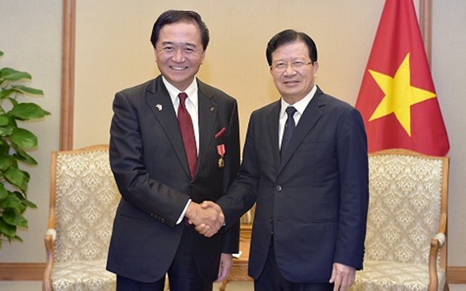 El viceprimer ministro de Vietn Nam, Trinh Dinh Dung (D) recibe al gobernador de la prefectura Kanagawa, Yuji Kuroiwa. (Fuente: VGP)