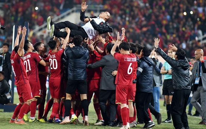 El entrenador sudcoreano Park Hang-seo y sus discípulos al coronarse en la Copa AFF Suzuki 2018 (Fuente: Nhan Dan/Tran Hai).