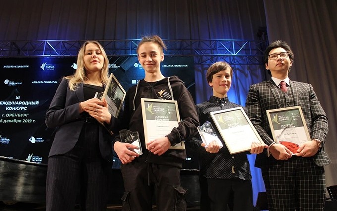 Cao Dinh Thang, primero a la derecha, en el acto de premiación del Concurso internacional de composición musical 'Talentos Dorados'.