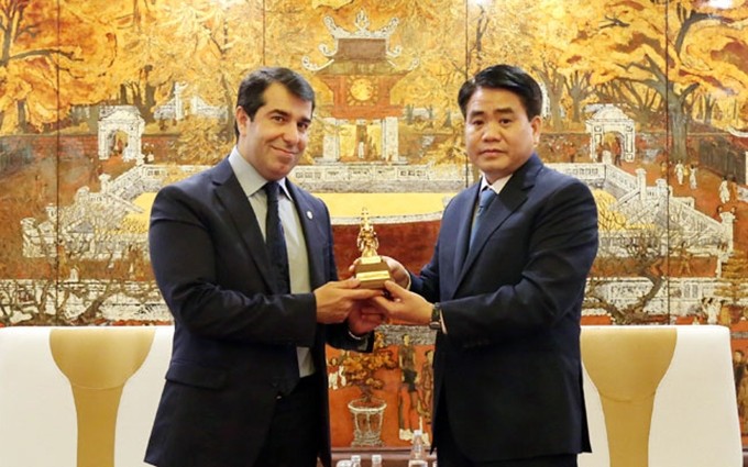 El presidente del Comité Popular de Hanói, Nguyen Duc Chung, y el embajador de Azerbaiyán en Vietnam, Anar Imanov. (Fotografía: hanoimoi.vn)