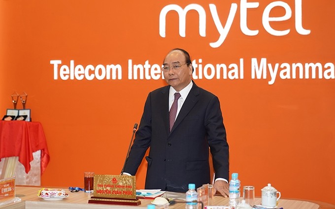 El primer ministro Nguyen Xuan Phuc en la sede de Mytel. (Fotografía: VGP/Quang Hieu)