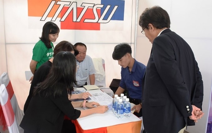 Estudiantes son entrevistados por empresas japonesas.