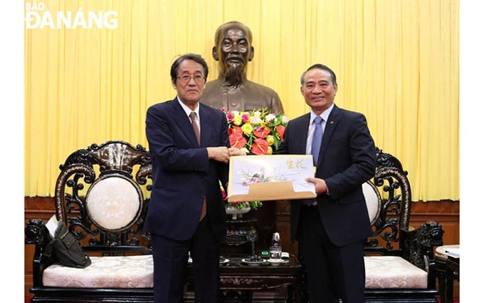 El embajador de Japón en Vietnam, Kunio Umeda (I) y el secretario del Comité del Partido Comunista de Vietnam en Da Nang, Truong Quang Nghia (D). (Fotografía: baodanang.vn)