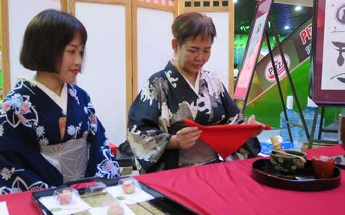 La ceremonia del té de Japón, una actividad en el evento. (Fotografía: www.hochiminhcity.gov.vn)