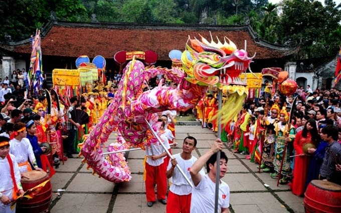 Esta imagen de la cultura folclórica, vinculada con la leyenda vietnamita de “los descendientes del Dragón y la Hada”, se presenta en un festival de la pagoda Thay, en la comuna de Sai Son, distrito de Quoc Oai.