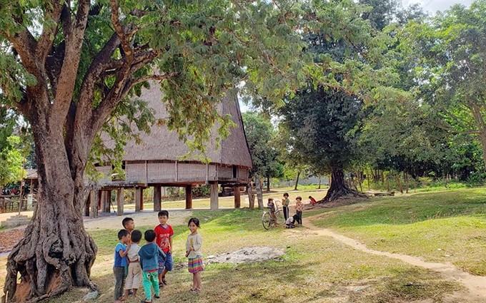 Actualmente, residen allí más de 170 familias de este grupo étnico. Durante el día, la mayoría de los adultos van a trabajar, mientras que los pequeños se quedan en el patio de recreo común, debajo de las copas de los árboles de tamarindo, al lado de Nha Rong (casa comunal) del sitio.