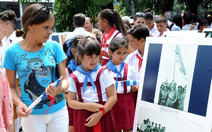 Exposición fotográfica con motivo del 45 aniversario de la histórica visita del líder cubano Fidel Castro a Vietnam. 