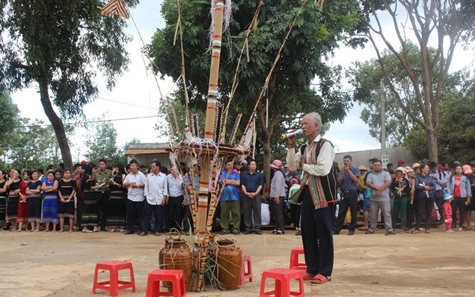 El patruarca de la aldea invita a los dioses a presenciar el ritual y rezar por lo mejor para el pueblo.