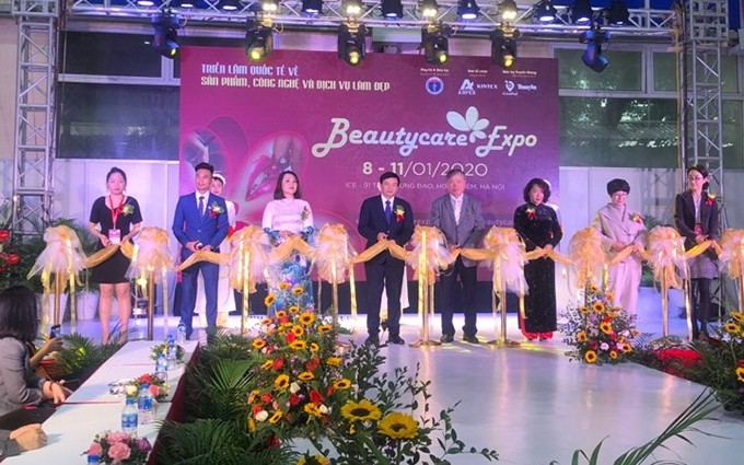 Los delegados cortan la cinta inaugural. (Fotografía: daidoanket.vn)