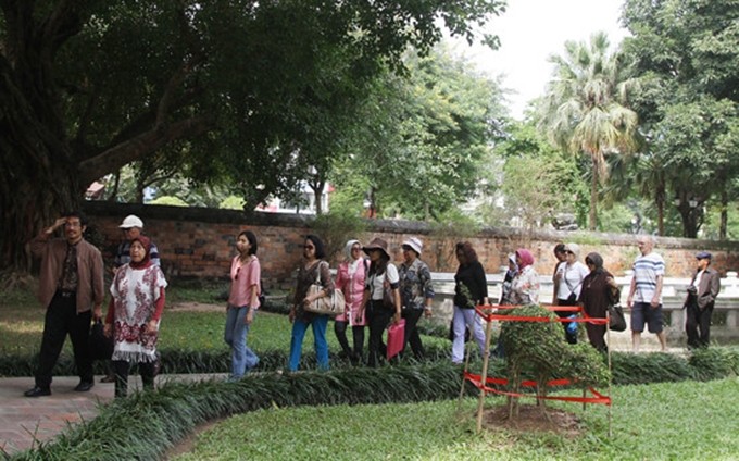 Turistas indios en el Templo de Literatura en Hanói. (Fotografía: toquoc.vn)
