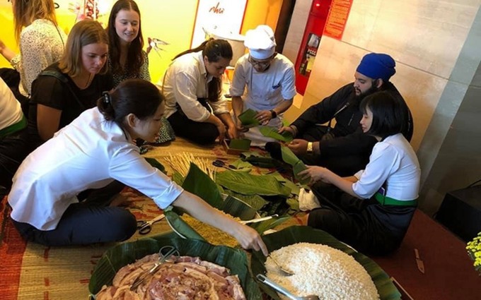 Estudiantes de Nueva Zelanda aprenden a preparar el ‘Banh Chung’ (pastel de arroz glutinoso). (Fotografía: toquoc.vn)