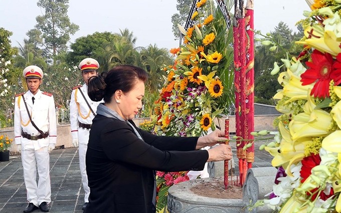 La presidenta de la Asamblea Nacional de Vietnam, Nguyen Thi Kim Ngan, coloca inciensos en homenaje a los mártires de Ben Tre. (Fotografía: VNA)