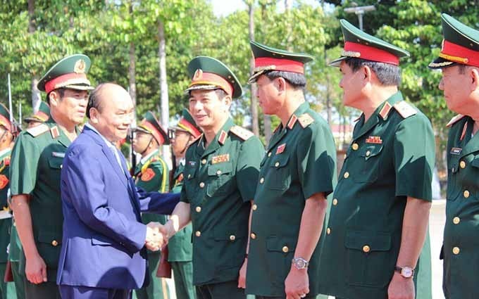 El primer ministro de Vietnam, Nguyen Xuan Phuc, y soldados de la Zona Militar 9. (Fotografía: VNA)