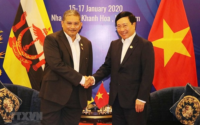 El viceprimer ministro y canciller de Vietnam, Pham Binh Minh (D) y el segundo ministro de Asuntos Exteriores de Brunei, Dato Erywan Pehin Yusof (I). (Fotografía: VNA)