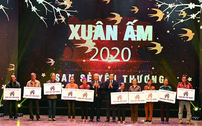 El vicepresidente de la Asamblea Nacional de Vietnam Uong Chu Luu y el jefe de Redacción del periódico Nhan Dan, Thuan Huu, entregan casas de caridad a las familias con pocos recursos económicos. (Fotografía: Duy Linh)