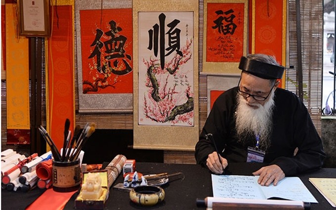 Un maestro de caligrafía participante en el evento. (Fotografía: Nhan Dan)