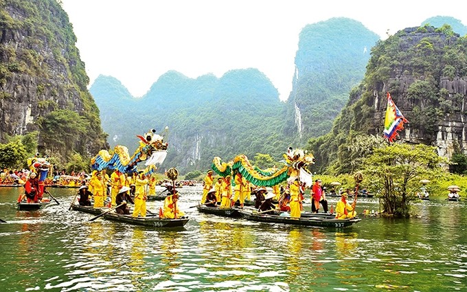 Danza de dragon en el conjunto del Patrimonio Cultural y Natural Mundial de Trang An.