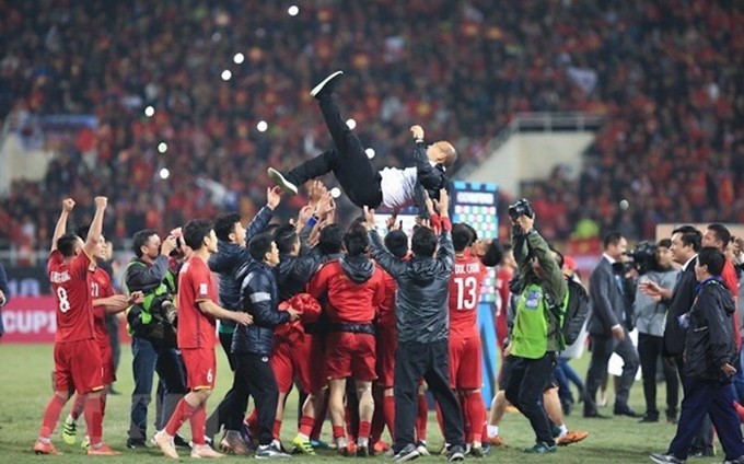 El entrenador sudcoreano Park Hang-seo y sus discípulos al coronarse en la Copa AFF Suzuki 2018. (Fuente: VNA)