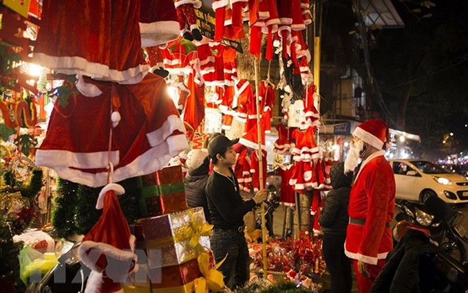 Productos nacionales dominan mercado navideño en Hanoi. (Fuente: VNA)