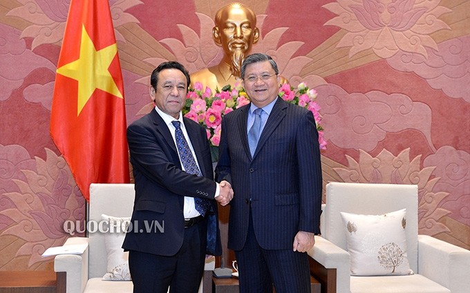 El jefe del Comité de Relaciones Externas de la Asamblea Nacional de Vietnam, Nguyen Van Giau, y el embajador de Mongolia en este país, Dash Bilegdorj (Fotografía: quochoi.vn)