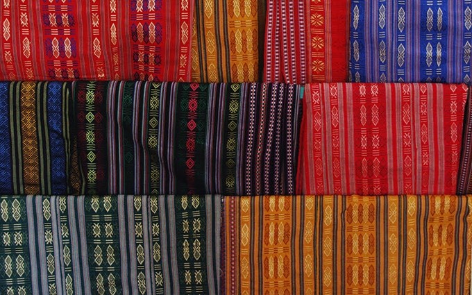 Los artículos de la aldea de tejido de brocado de My Nghiep son muy diversos, desde bufandas, billeteras, bolsas y camisas hasta mantas, sábanas y manteles, entre otros.