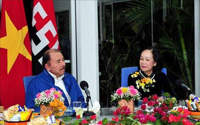 Daniel Ortega, secretario general del Frente Sandinista de Liberación Nacional (FSLN), recibe a la delegada vietnamita Truong Thi Mai. (Fotografía: VNA)