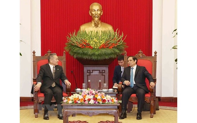 El miembro del Buró Político y jefe de la Comisión de Organización del Comité Central del Partido Comunista de Vietnam (PCV), Pham Minh Chinh, recibe a Ogata Yasuo, vicepresidente del Partido Comunista de Japón. (Fotografía: VNA)
