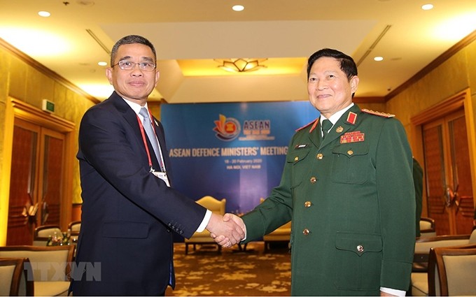 El ministro de Defensa de Vietnam, Ngo Xuan Lich, recibe a Chaichan Changmongkok, viceministro de Defensa de Tailandia. (Fotografía: vna) 