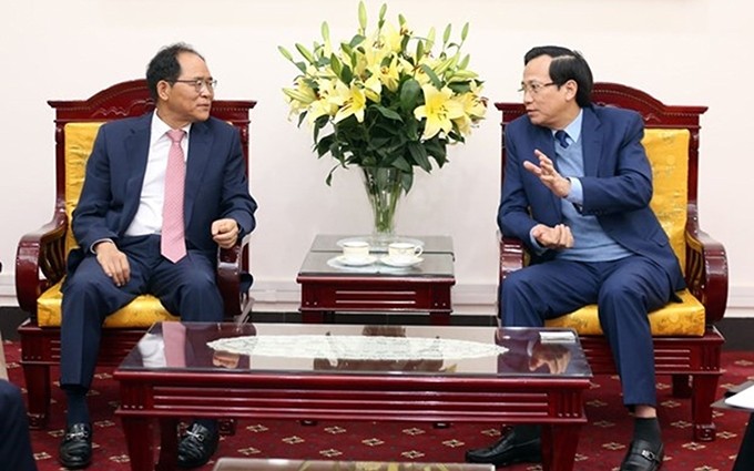 El ministro de Trabajo, Inválidos de Guerra y Asuntos Sociales de Vietnam, Dao Ngoc Dung, (D) y el embajador de Corea del Sur en Hanói, Park Noh-wan. (Fotografía: VNA)