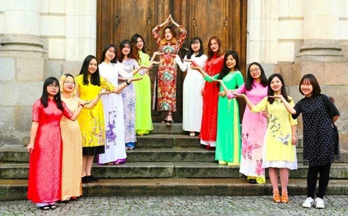 Estudiantes vietnamitas en Rennes se visten de ‘Ao dai’. (Fotografía: SVREN)