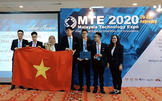 Estudiantes vietnamitas ganan medalla de plata en el Concurso Internacional de Iniciativas e Innovación en Malasia. (Fotografía: qdnd.vn)