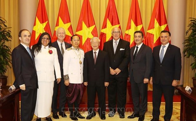 Nguyen Phu Trong posa junto a los embajadores. (Fotografía: VNA)