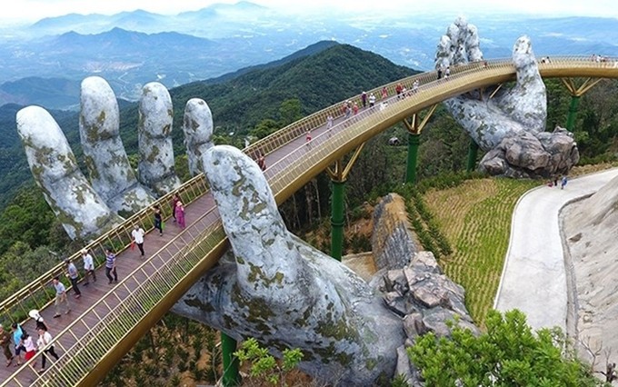 El puente dorado en la ciudad vietnamita de Da Nang.