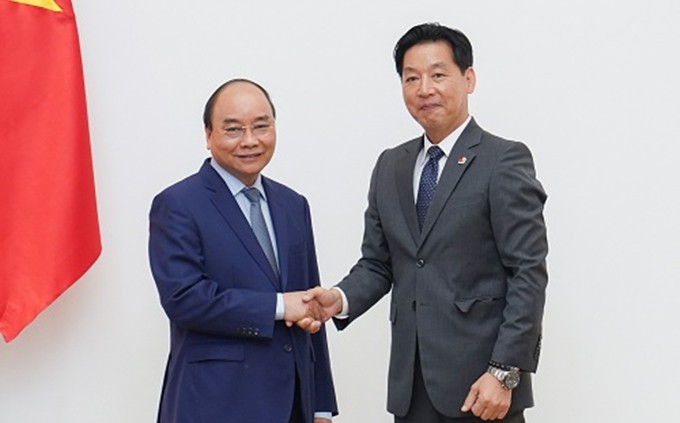 El primer ministro Nguyen Xuan Phuc recibe al director general de Aeon Mall Vietnam, Iwamura Yasutsugu. (Fotografía: VGP/Quang Hieu) 
