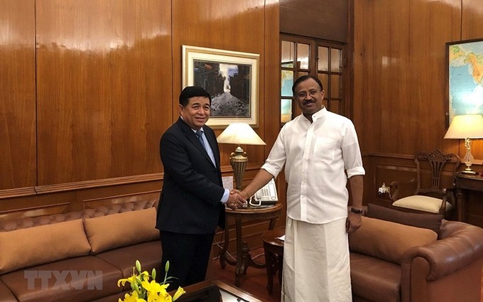El ministro de Planificación e Inversión de Vietnam, Nguyen Chi Dung, y el Ministro de Estado de Asuntos Exteriores de la India, Shri V. Muraleedharan. (Fotografía: VNA) 