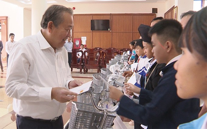  El vicepremier Hoa Binh ofrece bicicletas a estudiantes de etnias minoritarias en Dak Nong.