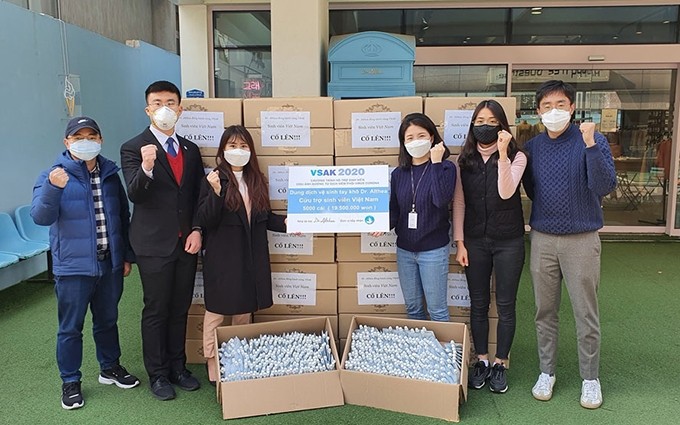 Estudiantes vietnamitas en Corea del Sur reciben cinco mil botellas de desinfectante para manos de la empresa Dr. Althea. (Fotografía: hanoimoi.com.vn)