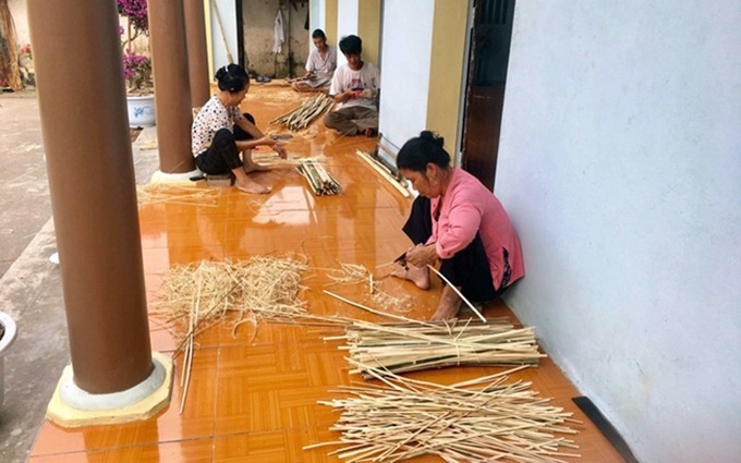 Un establecimiento dedicado a la elaboración de productos de ratán y bambú en Trieu Xa, Vinh Phuc. (Fotografía: Nhan Dan)