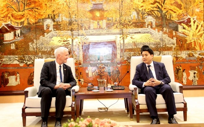 El embajador de Suiza en Vietnam, Ivo Sieber, realiza una visita de cortesía al Comité Popular de Hanói. (Fotografía: hanoimoi.com.vn)