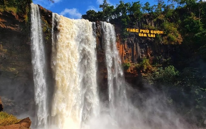 Como una cinta de seda que cruza las montañas de la Altiplanicie Central, la cascada de Phu Cuong está situada en la aldea de Dun, distrito de Chu Se. Este sitio se considera uno de los más conocidos y bellos de Gia Lai.