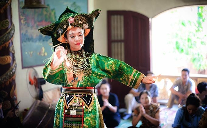 El ritual Hau dong, llamado también hau bong o len dong, es el arte tradicional originario del Norte de Vietnam. 