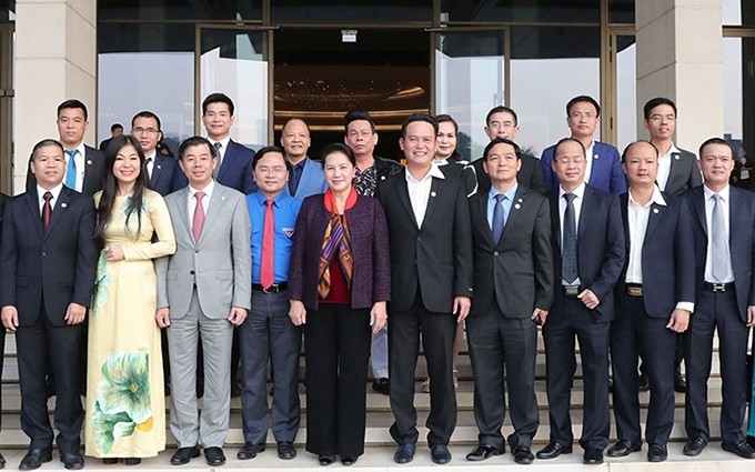 Presidenta de la Asamblea Nacional, Nguyen Thi Kim Ngan y los jóvenes empresarios destacados. 