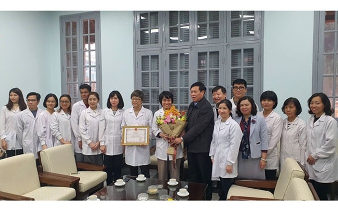 El grupo del Laboratorio de Investigación sobre Influenza (TNC) recibe el certificado de mérito otorgado por el Ministerio de Salud Pública. 