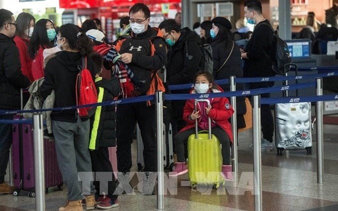 Pasajeros usan mascarillas faciales para evitar la transmisión de Covid-19 en el Aeropuerto Internacional Václav Havel, en Praga, capital de la República Checa. (Fotografía: VNA)