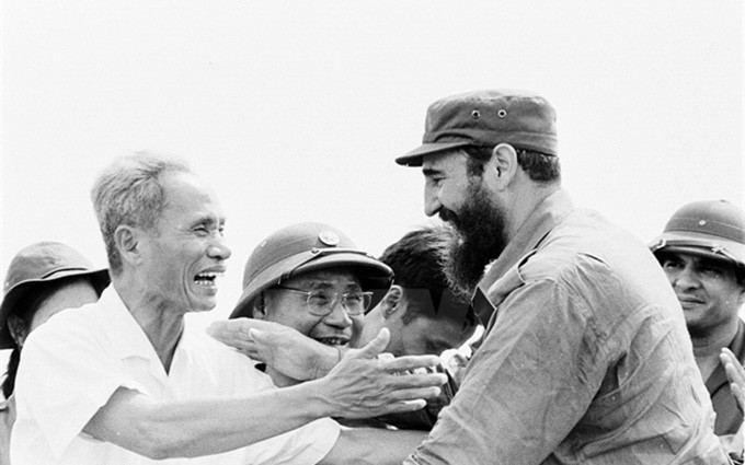 El primer ministro Pham Van Dong y el Presidente Fidel Castro, en la visita a la zona liberada del sur de Vietnam en la provincia de Quang Tri (Fotografía: VNA)