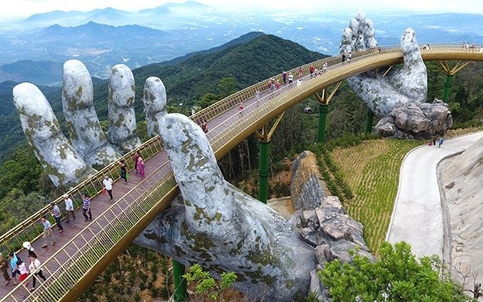 El increíble Puente Dorado de Vietnam sostenido por manos gigantes.