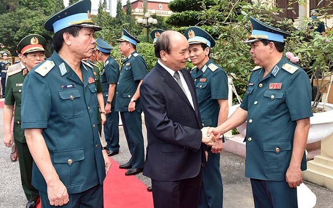 El primer ministro de Vietnam, Nguyen Xuan Phuc, visita a la Fuerza de Defensa Aérea-Antiaérea.