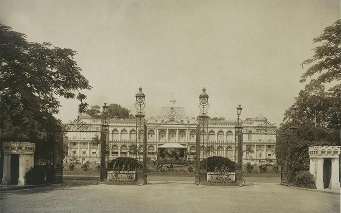 El Palacio de la Independencia fue conocido como Palacio del Gobernador General de Indochina o Palacio Norodom en la década de 1920.